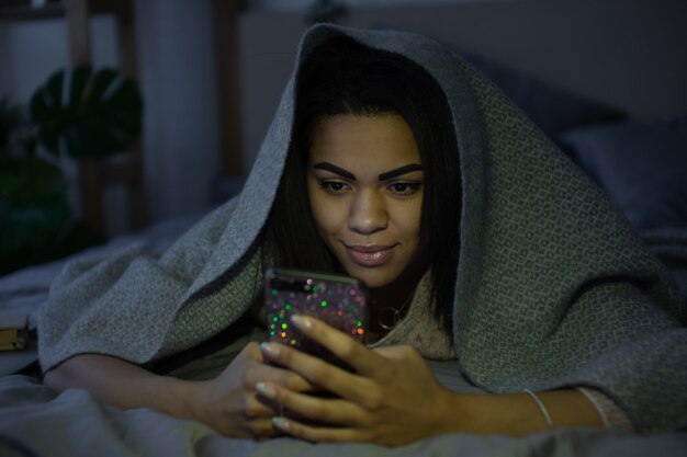 Leia mais sobre o artigo Sono e Tecnologia: Como os Dispositivos Estão Influenciando Seu Descanso